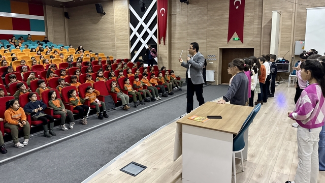 Minik yazarlar okul okul gezerek engellilere destek olmaya çalışıyor