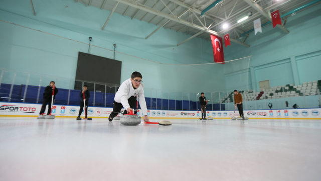 Digor'da çocuklar curlingle tanışıyor