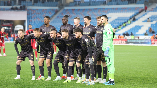 Trabzonspor'da evinde gülüyor