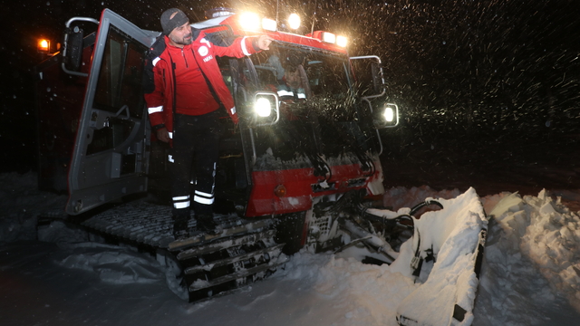 Erzurum'da sağlıkçılar kardan kapanan yolları "snowtrack" ambulansla aşıyor