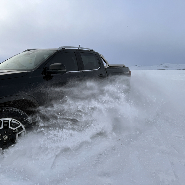 Aracıyla buzla kaplı Çıldır Gölü üzerinde gezinti yaptı