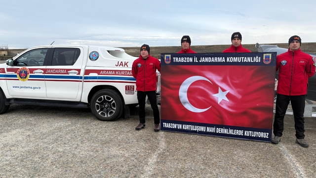 Jandarma SAK timleri, Trabzon'un kurtuluşunu su altında Türk bayrağı açarak kutladı