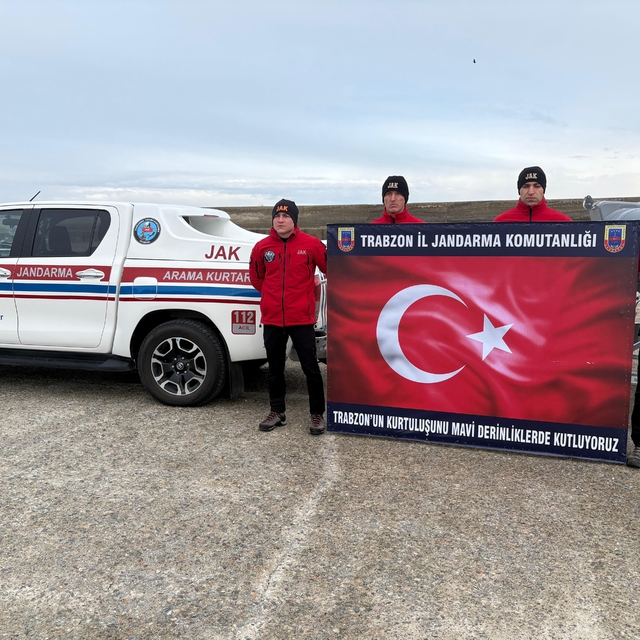 Jandarma SAK timleri, Trabzon'un kurtuluşunu su altında Türk bayrağı açarak...