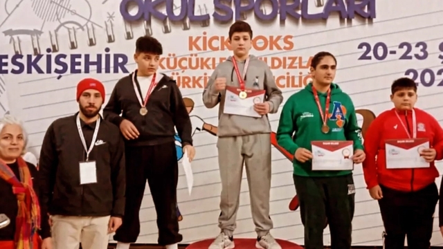 Sivaslı öğrenci kick boks şampiyonasında Türkiye şampiyonu oldu