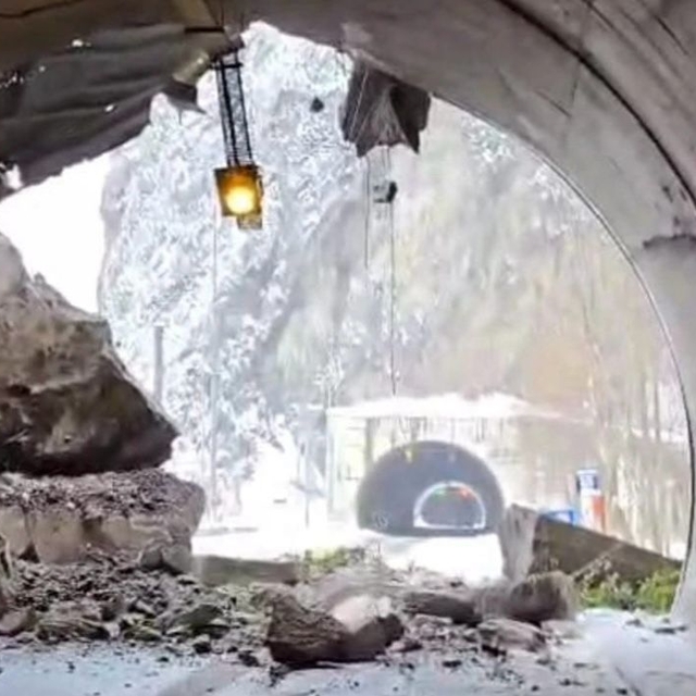 Kemalpaşa-Sarp kara yolunda heyelan