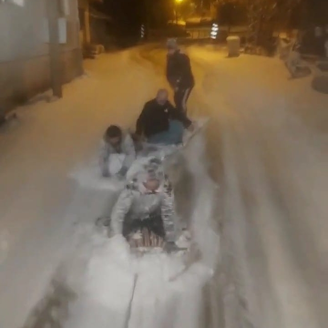 Paletten yaptıkları kızağı traktörün arkasına bağlayıp, kaydılar