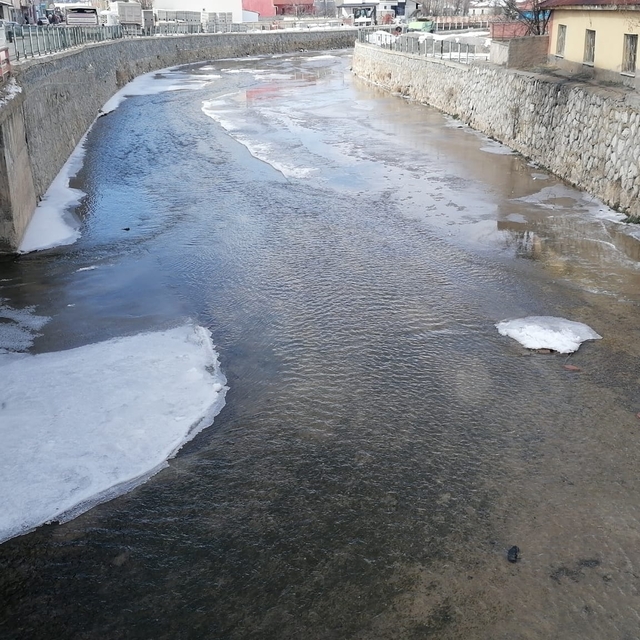 Ulaş'ta Tecer Irmağı'nın yüzeyi buz tuttu