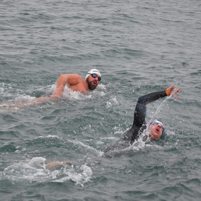 Sinop'ta iki sporcu kar yağarken denizde yüzerek antrenman yaptı