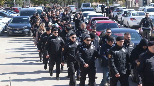 'Kıskaç-40' operasyonunda gözaltına alınan 77 şüpheli, adliyede