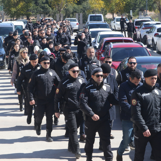 'Kıskaç-40' operasyonunda gözaltına alınan 77 şüpheli, adliyede