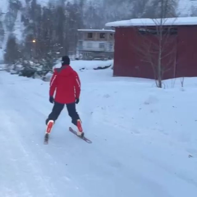 Rize'de market alışverişine kayakla gitti