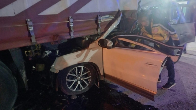 Manisa'da tıra çarpan otomobildeki 2 kişi öldü