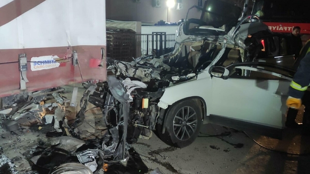 Manisa'da otomobil, park halindeki TIR'a çarptı: 2 ölü