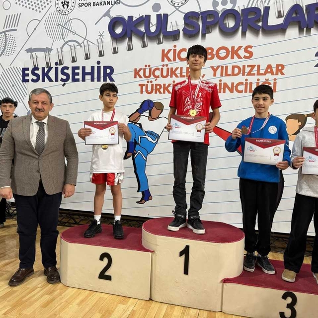 Erzurum Kick Boks takımı, Eskişehir'den Türkiye şampiyonluğu kazanarak dönd...