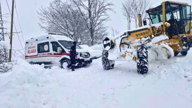 Giresun ve Rize'de kardan yolu kapanan köylerde mahsur kalan hastalar ekiplerce hastaneye ulaştırıldı