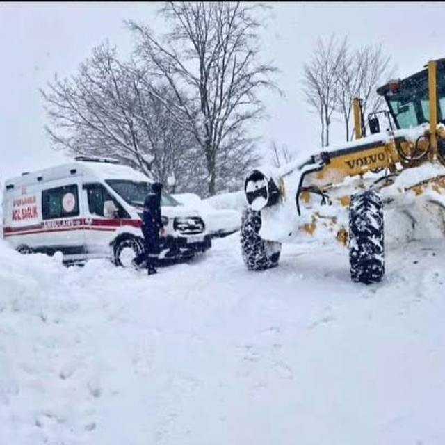 Giresun ve Rize'de kardan yolu kapanan köylerde mahsur kalan hastalar ekipl...