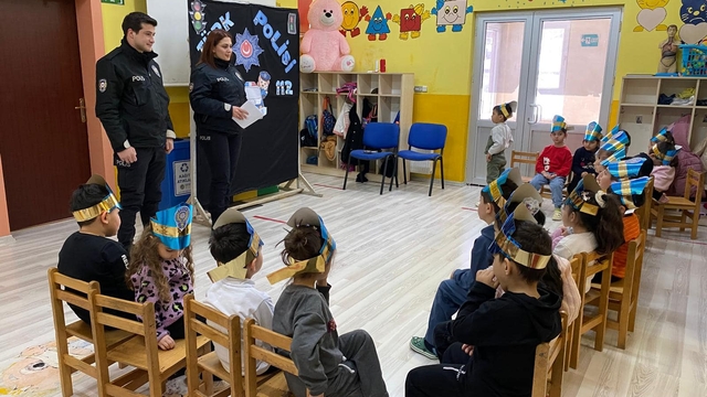 Aydıncık içesinde polisler, anaokulu öğrencilerini bilgilendirdi