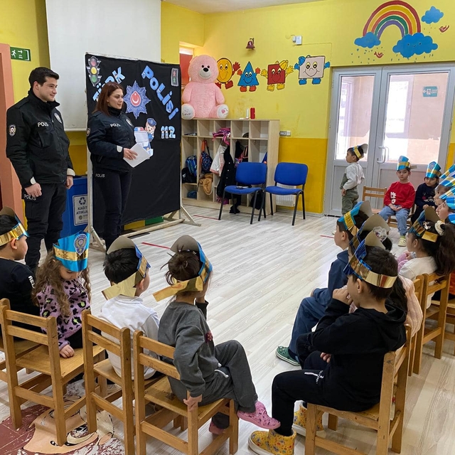 Aydıncık içesinde polisler, anaokulu öğrencilerini bilgilendirdi