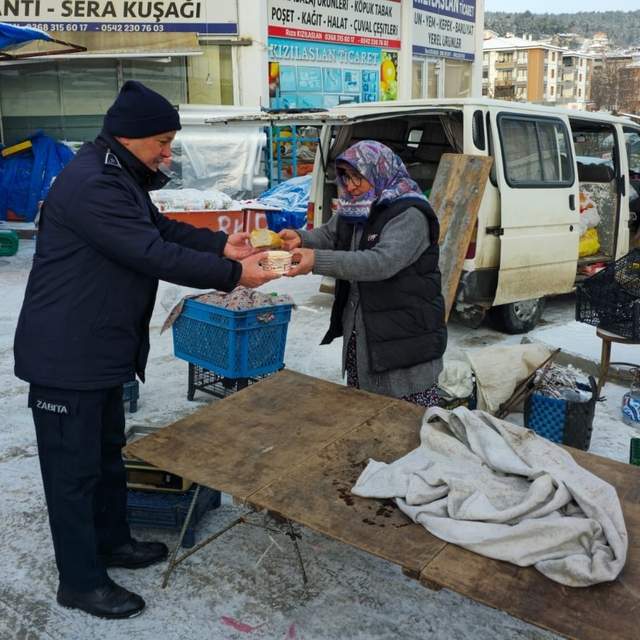 Boyabat'ta Belediyeden vatandaşlara sıcak çorba ikramı