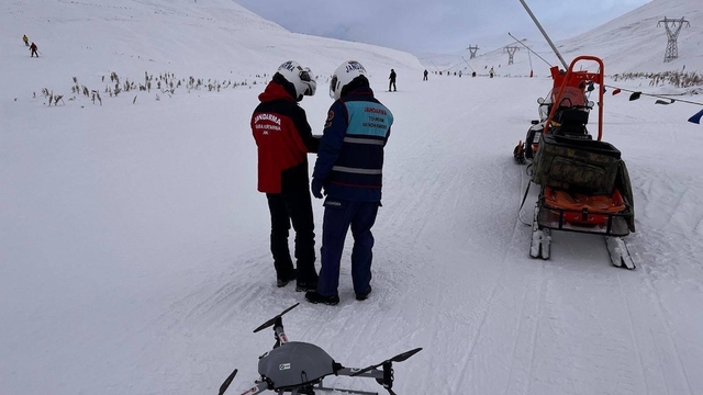 Çığ bölgesinde kayak yapan ve kask takmayan 12 kişi dron kamerasıyla tespit edildi