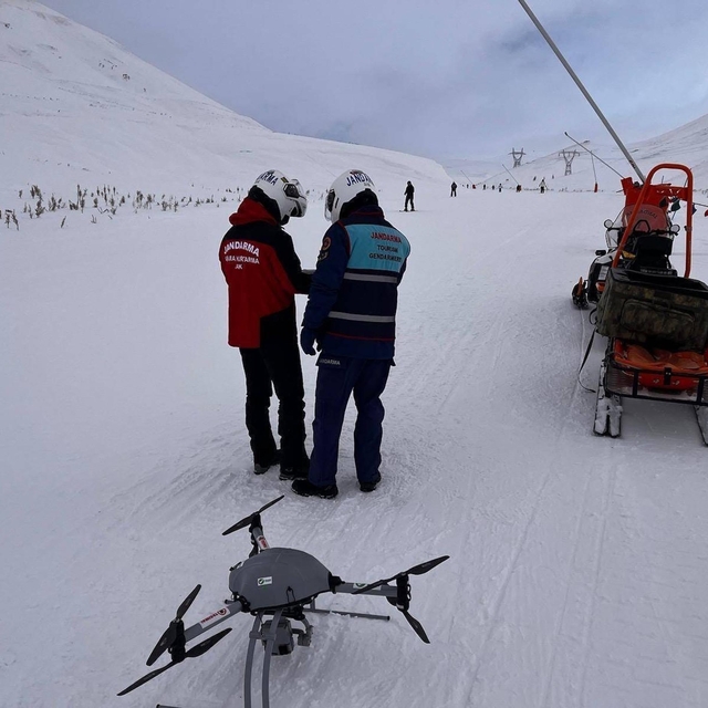 Çığ bölgesinde kayak yapan ve kask takmayan 12 kişi dron kamerasıyla tespit...