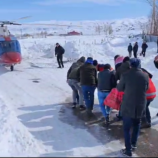 KOAH hastası, yolu kapalı köyden ambulans helikopterle alındı