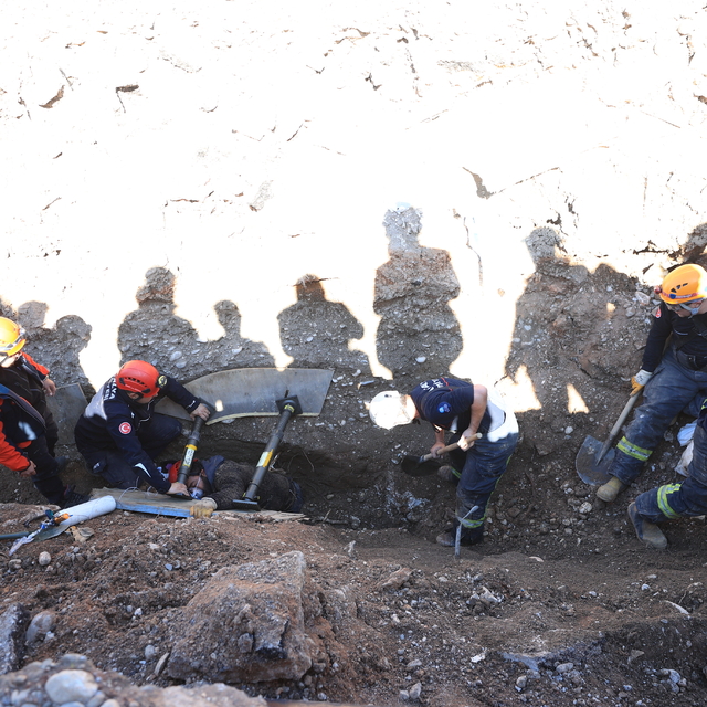 GÜNCELLEME - Antalya'da kanalizasyon çalışması sırasında göçük altında kala...