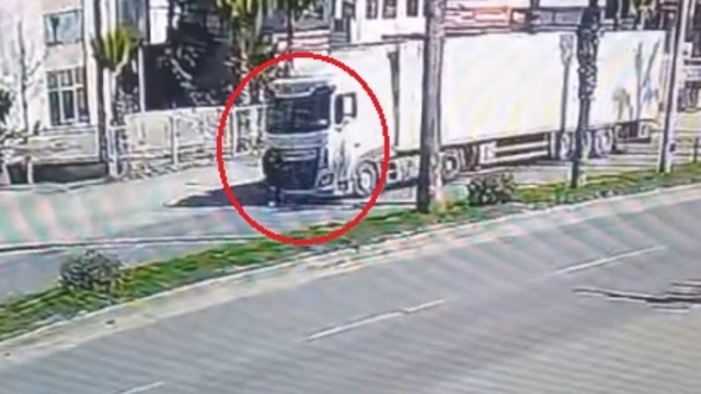 TIR'ın çarptığı yaya, ağır yaralandı