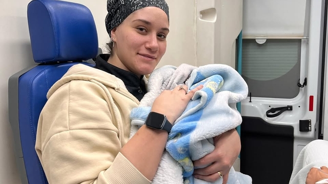 Samsun'da hastane yolunda doğumu başlayan kadın bebeğini ambulansta dünyaya getirdi