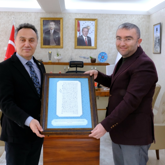 TOGÜ Rektörü Yılmaz'a dedesinin şehit kaydı hediye edildi