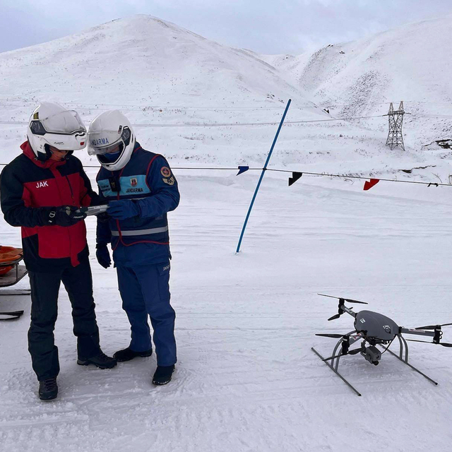 Palandöken Dağı'nda yasaklı bölgede kayak yapan ve kask takmayanlara ceza