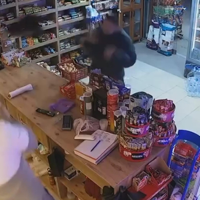 Bodrum'da markete giren tavuk güçlükle çıkartıldı; o anlar kamerada