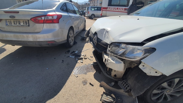 Bursa'da iki otomobil çarpıştı; 2 yaralı