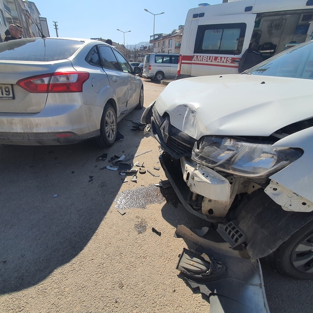 Bursa'da iki otomobil çarpıştı; 2 yaralı