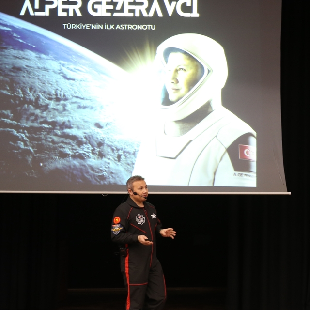 Türkiye'nin ilk astronotu Gezeravcı Denizli'de öğrencilerle buluştu