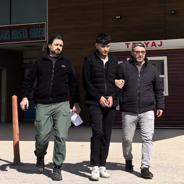 'Dur' ihtarına uymayıp, otomobiliyle jandarmaya çarptı