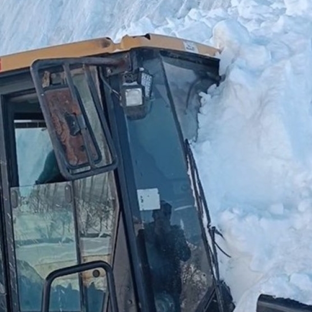 Hakkari'de mahalle yolunu açmaya çalışan iş makinesinin üzerine çığ düştü