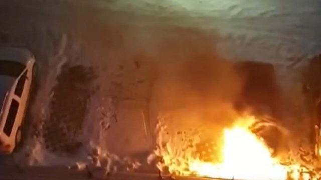Nevşehir'de park halindeki otomobil yandı; o anlar kamerada