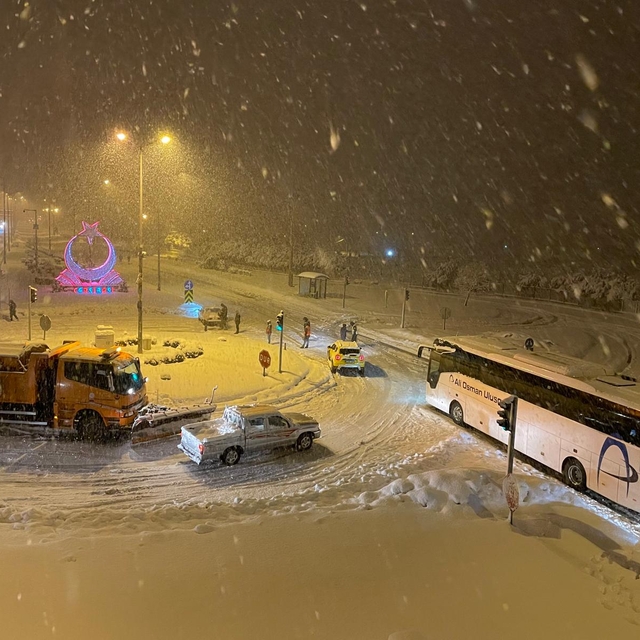 Karadeniz Sahil Yolu'nun Trabzon-Giresun güzergahı, iki tırın çarpışması so...