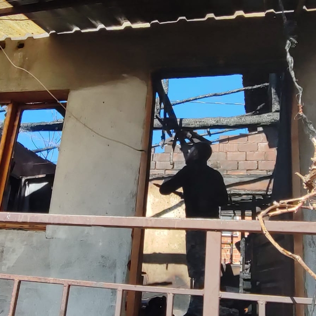 İzmir'de evde çıkan yangında dumandan etkilenen ev sahibi tedavi altına alı...