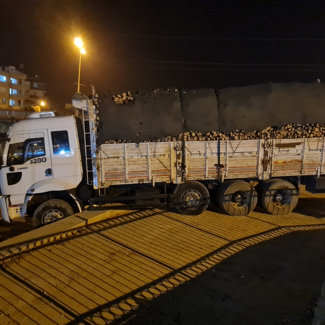 Osmaniye'de kontrolden çıkan odun yüklü kamyon istinat duvarında asılı kald...