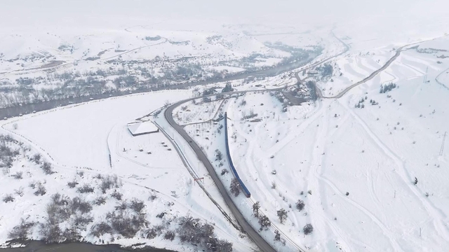 Doğu Ekspresi'nin karın beyaza bürüdüğü Erzincan'daki yolculuğu, dronla görüntülendi