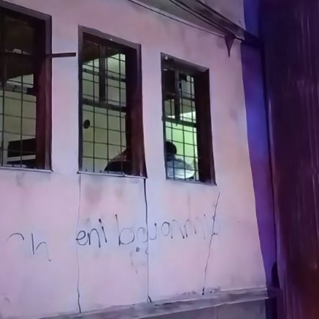 İddia üzerine girdikleri metruk evde erkek cesedi buldular