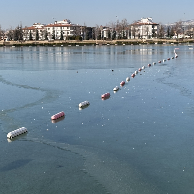 Çorum Millet Bahçesi'ndeki göletin yüzeyi buzla kaplandı