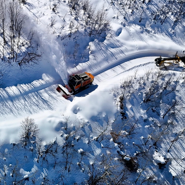 Tunceli'de ekiplerin karla zorlu mücadelesi
