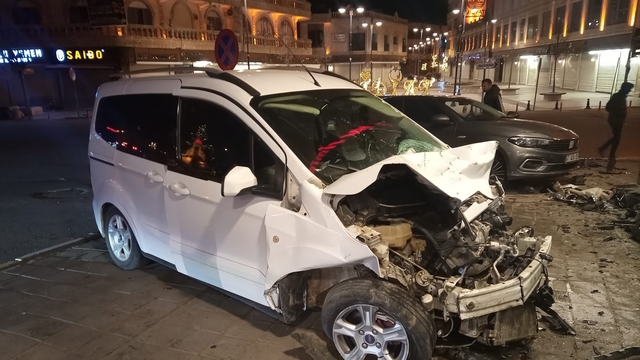 Hafif ticari araç otomobile çarptı; yaya son anda kurtuldu