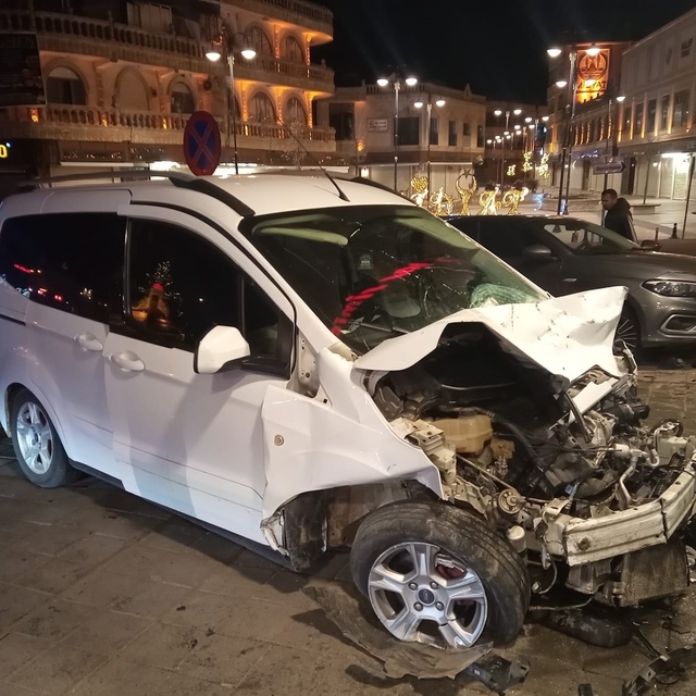Hafif ticari araç otomobile çarptı; yaya son anda kurtuldu