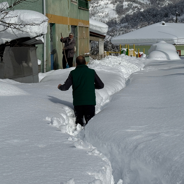 Bartın'ın yüksek kesimlerinde araçlar kar altında kaldı