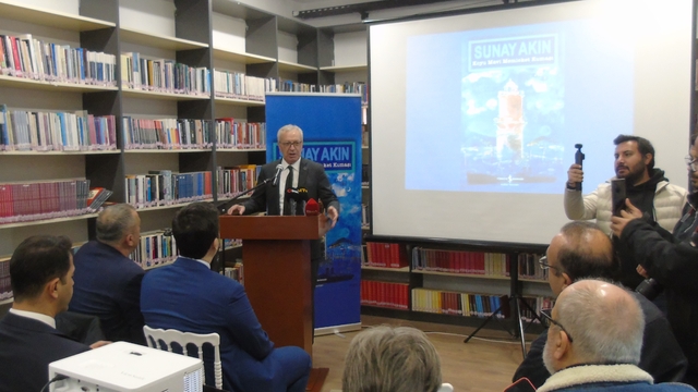 Şair ve yazar Sunay Akın'ın yeni kitabı Gaziantep'te tanıtıldı