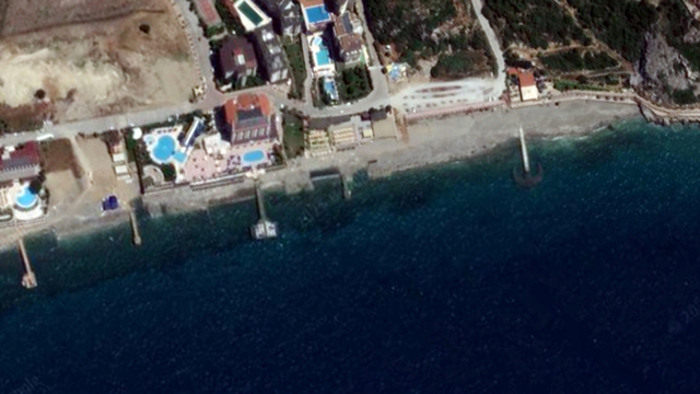 Antalya kıyılarında deniz doldurularak yapılan iskeleler, uydu fotoğraflarında